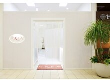 クレア 国際通りカーゴス店(CREA)/白を基調とした明るい入り口です