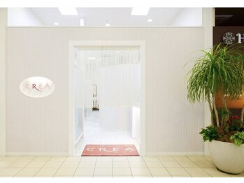 クレア 国際通りカーゴス店(CREA)/白を基調とした明るい入り口です