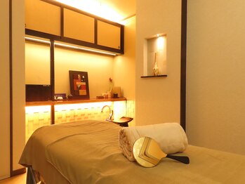 美骨(BIKOTSU)/施術ベッドは岩盤マット