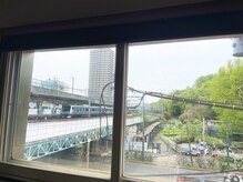 ムーミー 王子店(muu mii)の雰囲気（大きな窓から電車や自然、景色が眺められます♪）