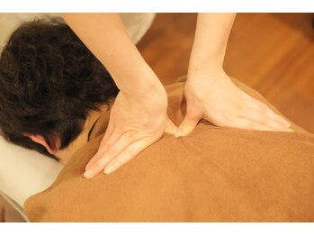 整体 骨盤調整サロン ボディライト アクタ西宮北口店/首・肩施術中☆