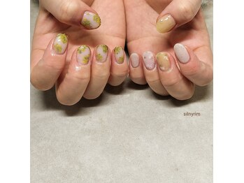 シルニー リム(Silny rim)/アシンメトリーニュアンスネイル