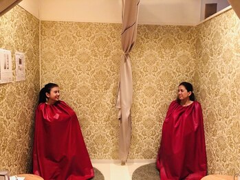 ナチュラリア(NATURALIA)の写真/「どこ行く？」と迷ったら、よもぎ蒸しという選択を。2人一緒だからこそ続く新しいリフレッシュ体験です♪