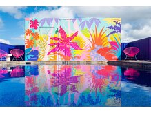 ハワイアンフォレストSpa 福岡天神店/カラフルなヤシの木とプール