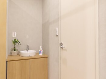 手の温もり整体院 池袋 要町店/お手洗い入口