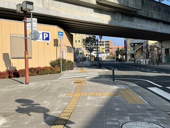 とだ鍼灸指圧治療院/能勢電鉄の高架を通過します