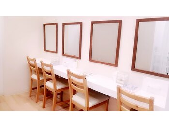 マリアアイビューティー 西梅田(Maria Eye Beauty)/メイク台完備が嬉しい♪