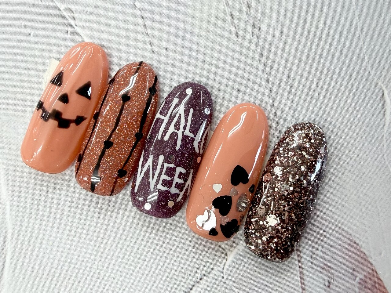 2025年-2026年冬トレンド】オレンジ ハンド ハロウィンのネイル