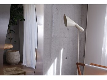 スタジオシス(studio SISU)/陽の光がさす大きなミラー