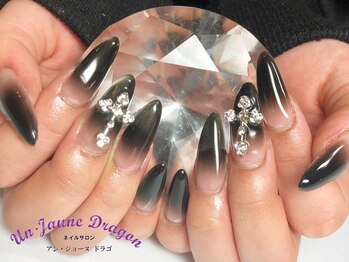 アン ジョーヌドラゴ/ブラックグラデーションネイル