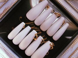 ホワイトマット×ネイルピアス