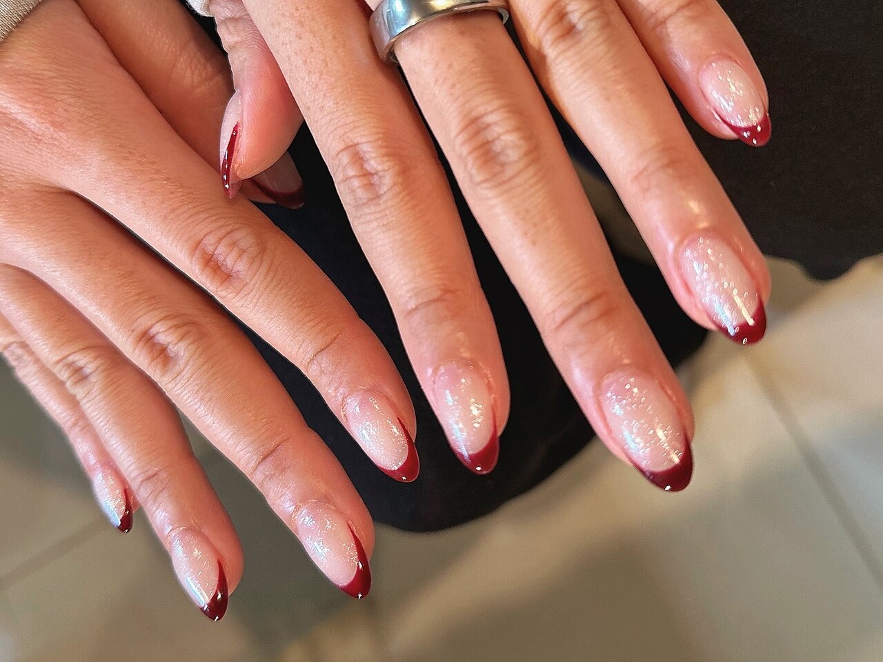 2025年-2026年冬トレンド】ボルドーフレンチのネイルデザイン集｜人気