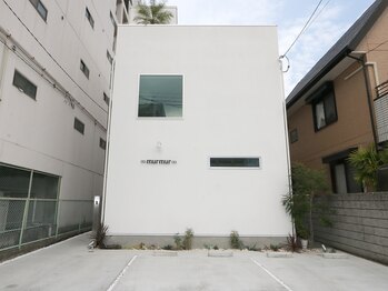 こちらの真っ白い建物が目印です