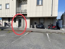 カルム(CALME)/ビル裏入り口付近