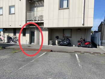 カルム(CALME)/ビル裏入り口付近