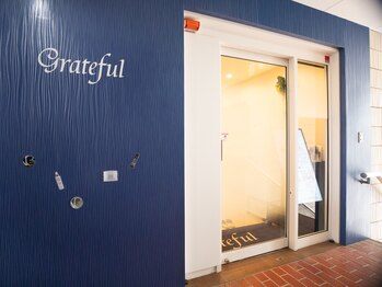 グレイティフル(Grateful)/店舗入り口横浜のイメージカラー