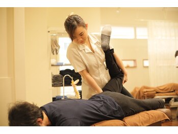 整体 骨盤調整サロン ボディライト アクタ西宮北口店/ストレッチの施術中☆