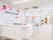 広々した空間にカーテンで仕切れる半個室と扉付き個室を完備☆