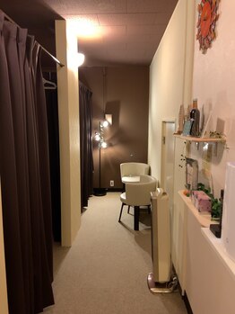 楽々癒し体 ソレイユ/温かみのある店内