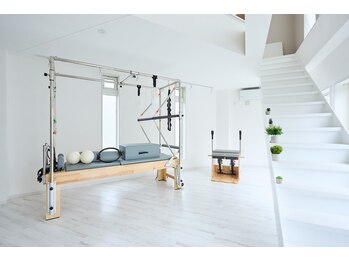 アルブライト 前里店(Albright)/白基調のオシャレなスタジオ