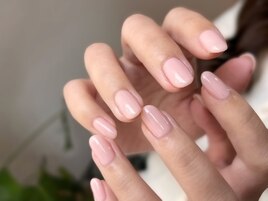 透け感ピンクでうる艶ネイル