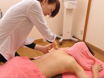 サロン グラッドリー(salon GLADLY)の写真/理容師としてシェービングをするかたわら、ボディメンテナンスにも力を注ぐトータルビューティサロン☆