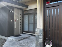 アンベリール(EMBELLIR)の雰囲気（庭は左側。右奥のドアからサロンへお入りください。◇）