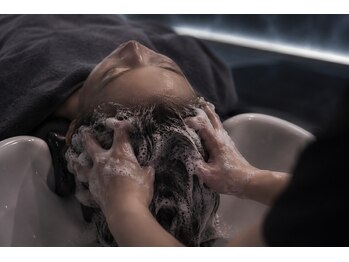 フロウスパ バイ ナチュラル(FLOW SPA BY NATURAL)の写真/【BASICコース90分¥19800】夜23時まで営業*3席だけの隠れ家空間で深く眠る、大人のための極上ヘッドスパ