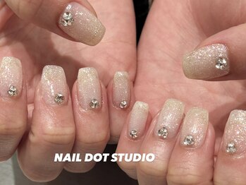ネイルドットスタジオ 堺筋本町(NAIL DOT STUDIO)/グリッター × Vカット
