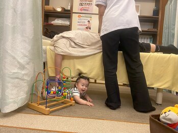 子育てママの整体サロン/施術中のお子様の様子