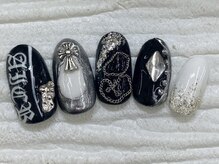 ハニービービー(Honey Bee Bee)/ブラックゴテゴテネイル