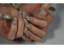 柔らかい色味のマグネットとストーンで大人可愛く！◎