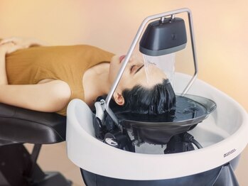 ヒビキノ バイ ヒビハンビューティー(hibikino by Hibihan Beauty)の写真/≪新登場★話題の頭浸浴導入≫心地よい水流の音と、やわらかいお湯の流れで、心身ともにリラックス♪