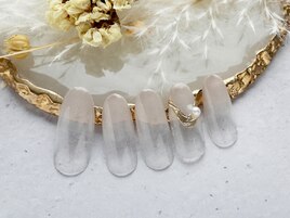 さりげないアートの上品ネイル