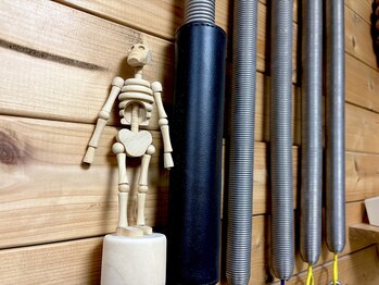 ライフ ピラティス スタジオ(LIFE Pilates Studio)/スタジオ第3の骨標本と　2
