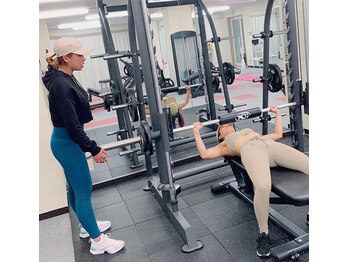 レヴィア パーソナルジム(REVIA)/上半身トレーニング風景