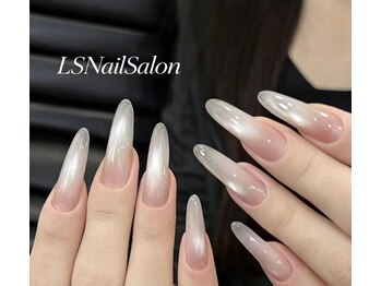 エルエスネイルサロン 柏店(LS Nail Salon)の写真/指を長く綺麗に見せたい方に☆長さだしでアナタの爪をしっかりケアしながら時短で施術◎カラー・パーツ豊富