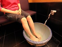 リボーン(REBORN)/足湯　足つぼの前に入ります。