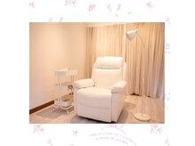 白を基調とした半個室のプライベート空間