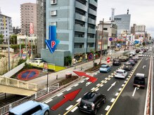 ふるさと治療院の雰囲気（駐車場は店舗手前です。建物内（吹き抜け部分）は駐車出来ません）