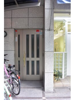 タイ古式アンドアロマ ゆるりら/建物の左奥が入り口です。