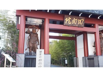 ポーラエステサロン ラ メール営業所/回向院の金剛力士像