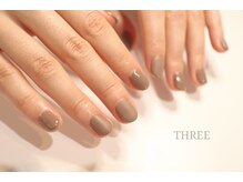スリー 自由が丘(THREE)/ショートネイルでラテ・カラー