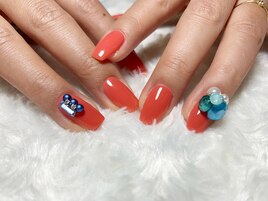 ビジューネイルで華やかに