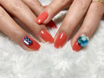 サロンドフォーエイチ(salon de 4H)/ビジューネイルで華やかに