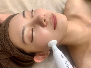キビック(KIBIK)の写真/《プラズマシャワー×レモンボトルで小顔へ♪》韓国で話題の脂肪分解施術をぜひ体験してください！