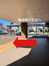 ミント/階段降りたら左へ　道なりに