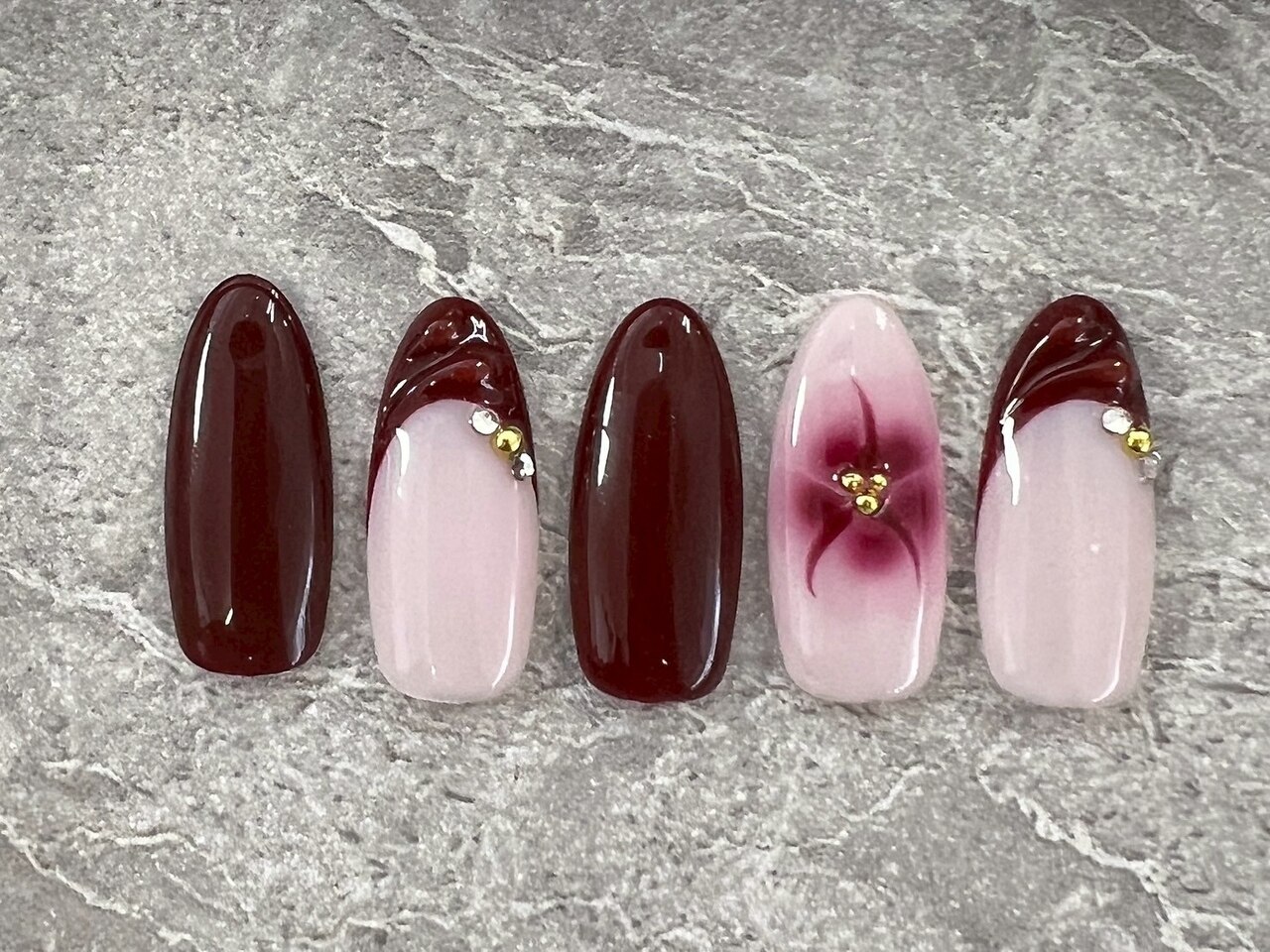 2025年秋トレンド】ボルドー フレンチのネイルデザイン集｜人気