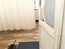 シード(SEED)/温かみのある木のドアから中へ