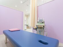 カルミア鍼灸接骨院の雰囲気（鍼灸ベットは半個室となっている為、周りの視界は気になりません）